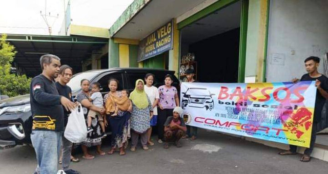 Komunitas Fortuner Nusantara (Comfort), saat menggelar bakti sosial (baksos) di Kabupaten Cirebon. Foto: Istimewa