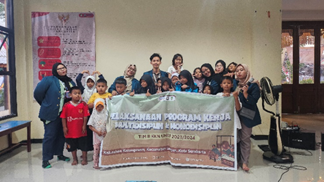 Foto Bersama Dengan Forum Anak di Taman Anak Cerdas Kelurahan Karangasem