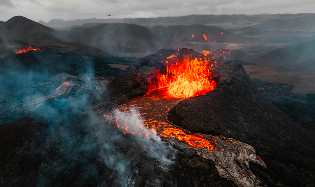 Ilustrasi bagaimana pendekatan keruangan geografi mengkaji suatu fenomena bencana gunung Meletus. Sumber: www.unsplash.com