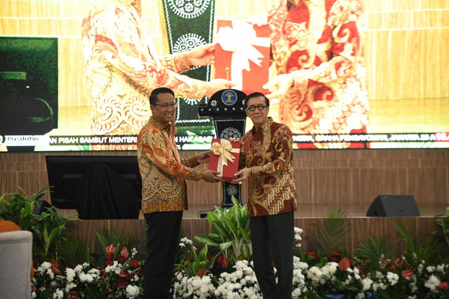 Supratman Andi Agtas melakukan serah terima jabatan (sertijab) Menteri Hukum dan HAM bersama Yasonna H. Laoly (sumber: humas kemenkumham)