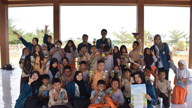 Antusiasme anak-anak menunjukkan hasil karyanya dalam program monodisiplin KKN Tim 2 UNDIP di Canan Edupark