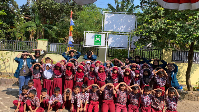 Foto Bersama di Titik Kumpul Setelah Melakukan Simulasi Evakuasi