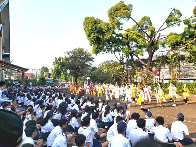 Ilustrasi, sekolah yang tetap hidup, dan bersinergi walau jauh secara jarak dari kantor yayasan pusat.