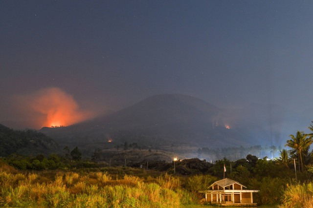 Lansekap hutan yang terbakar di Gunung Guntur terlihat dari Kawasan Cipanas, Kabupaten Garut, Jawa Barat, Selasa (20/8/2024).  Foto: Raisan Al Farisi/ANTARA FOTO