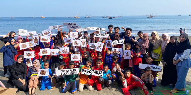 Rayakan Hari Anak, PPK Ormawa Himafarin Ajak Anak di Pantai Sangrawayang