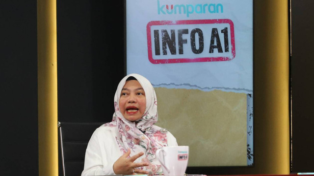 Titi Anggraini berdialog dengan pembawa acara Podcast Info A1 saat berkunjung ke Kantor Kumparan di Pasar Minggu, Jakarta, Selasa (9/8/2024). Foto: Iqbal Firdaus/kumparan