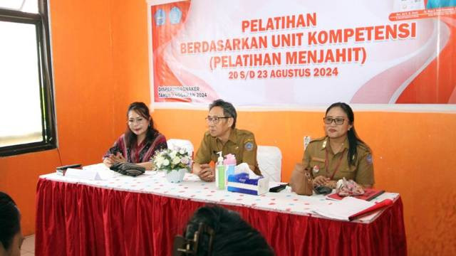 Penjabat Bupati Sitaro, Joi Eltiano B Oroh, bersama Ketua TP PKK Sitaro Ny Maya Oroh-Rumengan, saat meninjau kegiatan pelatihan menjahit yang digelar Disperindagnaker Sitaro.