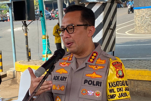 Kabid Humas Polda Metro Jaya Ade Ary Syam Indradi memberikan keterangan pers setelah upacara Sertijab di Polda Metro Jaya, Jakarta, Rabu (21/8/2024).  Foto: Abid Raihan/kumparan