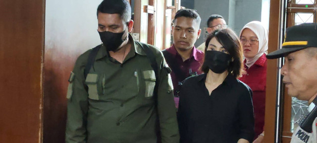 Terdakwa kasus korupsi TPPU terkait pengelolaan tata niaga Timah Helena Lim berjalan masuk ruangan saat tiba untuk menjalani sidang perdana di Pengadilan Tipikor, Jakarta, Rabu (21/8/2024). Foto: Jonathan Devin/kumparan