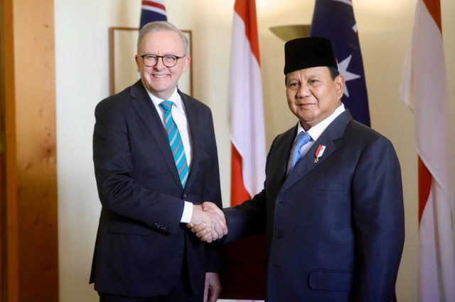 Prabowo Subianto berjabat tangan dengan PM Australia Anthony Albanese saat bahas tantangan regional dan latihan bersama di Canberra, Australia, Selasa (20/8/2024). Foto: Dok. Istimewa