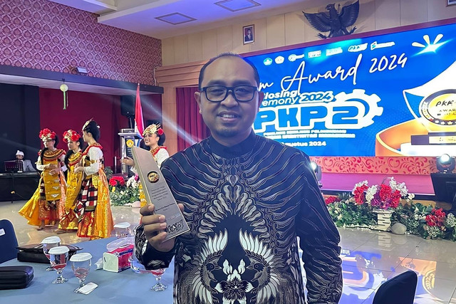 Dr. Gatot Sugiharto, S.H., M.H. Wakil Rektor Bidang Kemahasiswaan dan Alumni mewakili UAD menerima penghargaan UAD yang masuk kategori perguruan tinggi terproduktif klaster II (Dok. Istimewa)