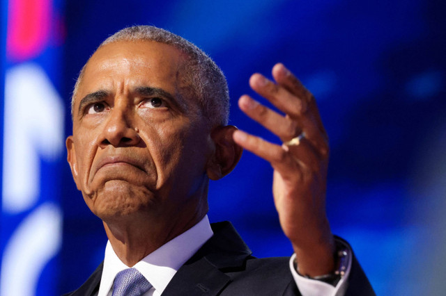 Mantan Presiden AS Barack Obama memberi isyarat saat ia berbicara pada hari kedua Konvensi Nasional Partai Demokrat (DNC) di Chicago, Illinois, AS, 20 Agustus 2024.  Foto: Alyssa Pointer/Reuters