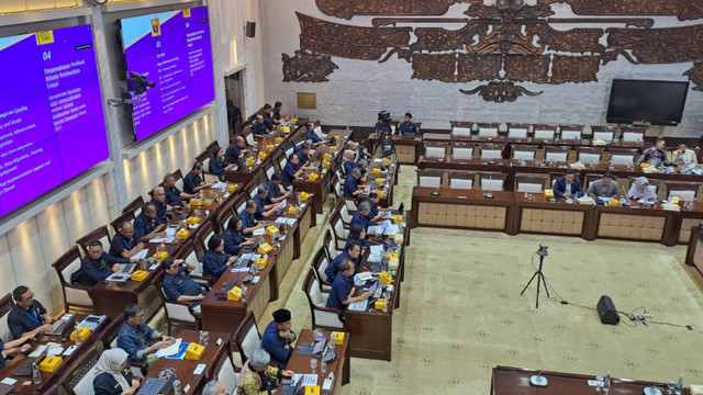 Menteri Keuangan (Menkeu) Sri Mulyani bersama Wakil Menteri Keuangan Suahasil Nazara dan Wakil Menteri Keuangan II Thomas Djiwandono mengikuti rapat bersama Komisi XI DPR di kompleks Parlemen, Senayan, Jakarta, Rabu (21/8/2024). Foto: Ghifari/kumparan 