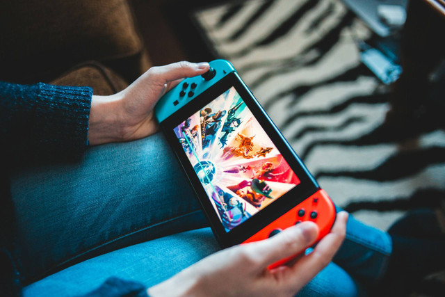 llustrasi perbedaan nintendo switch oled dan lite. Sumber: erik mclean/unsplash