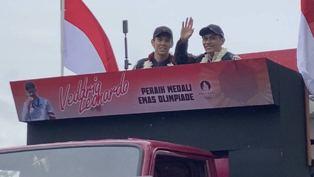 Veddriq Leonardo menyapa warga yang menyambut kedatangannya di Pontianak. Foto: Ferla/Hi!Pontianak