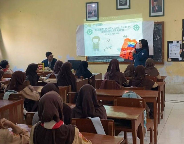 Mahasiswa mempraktekan penggunaan life jacket kepada siswa kelas 6 SD N 01 Api Api