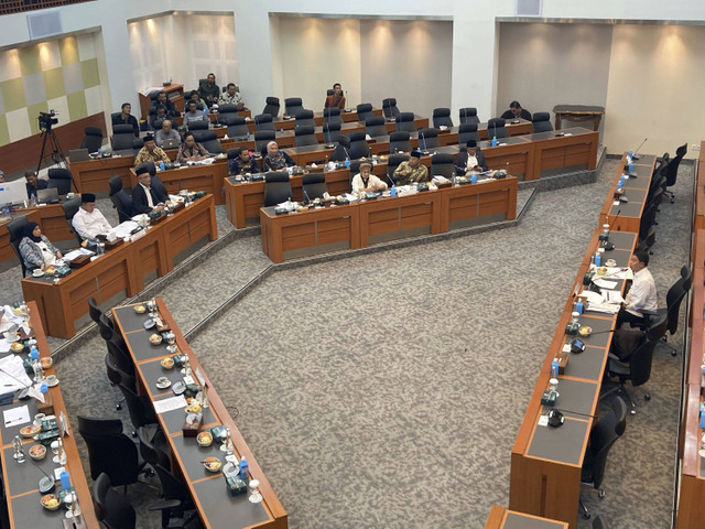 Suasana Rapat Pansus Haji DPR RI Dengan Dirjen Penyelenggaraan Haji dan Umrah Kemenag RI, Rabu (21/8/2024). Foto: Alya Zahra/Kumparan