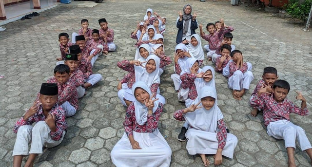 Foto bersama dengan siswa/siswi kelas 5 dan 6 SD Negeri Delegtukang