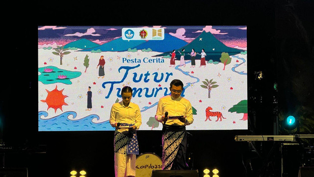 Dua orang MC membuka acara Pesta Cerita 2024, Selasa (20/8). Foto: Nawalre Bujanadi/Pandangan Jogja