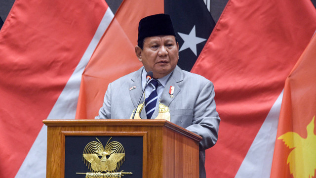 Menteri Pertahanan Indonesia dan presiden terpilih Prabowo Subianto menyampaikan pidato saat pertemuan dengan Perdana Menteri Papua Nugini James Marape dalam konferensi pers di Port Moresby, Papua Nugini, Selasa (21/8/2024). Foto: ANDREW KUTAN/AFP