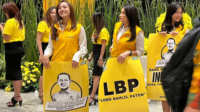 Relawan membawa poster dukungan untuk Bahlil Lahadalia dalam Musyawarah Nasional Golkar ke XI di JCC, Senayan, Jakarta, Rabu (21/8/2024).  Foto: Haya Syahira/kumparan