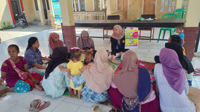 Mahasiswa KKN Kolaboratif Posko 189 sedang melakukan penyuluhan terhadap warga di Desa Suren, Kecamatan Ledokombo, Kabupaten Jember. Sumber foto: Dokumentasi Pribadi.