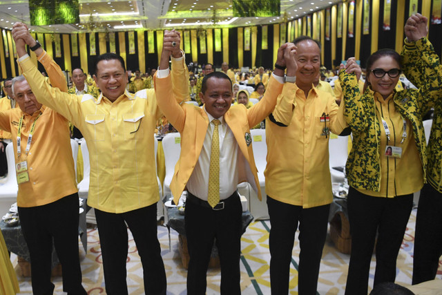 Calon Ketum Golkar Bahlil Lahadalia mengangkat tangan bersama Plt Ketum Golkar Agus Gumiwang Kartasasmita, Bambang Soesatyo, dan Sari Yuliati pada Rapimnas dan Munas XI Partai Golkar di Jakarta, Rabu (21/8/2024). Foto: Akbar Nugroho Gumay/ANTARA FOTO