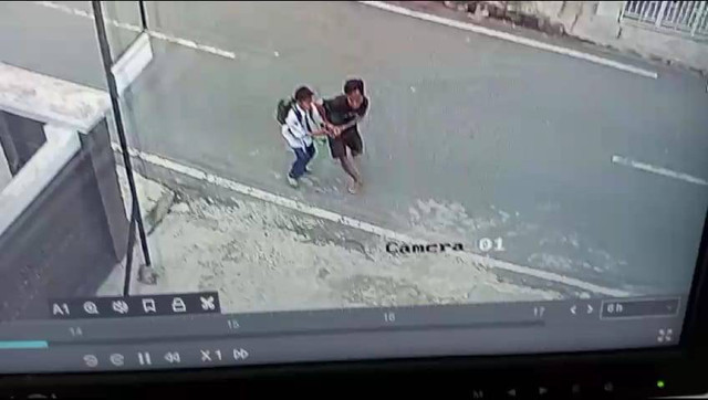 Rekaman CCTV saat pelaku menjambret handphone milik pelajar SMA Negeri 2 Bandar Lampung. | Foto: Dok Istimewa