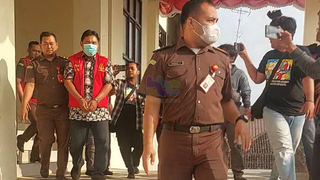 Tersangka AW, oknum Kepala Desa di Kecamatan Sumberrejo, Bojonegoro, saat dilakukan penahanan oleh Kejaksaan Negeri Bojonegoro. Rabu (21/08/2024) (Aset: Imam Nurcahyo/BeritaBojonegoro)