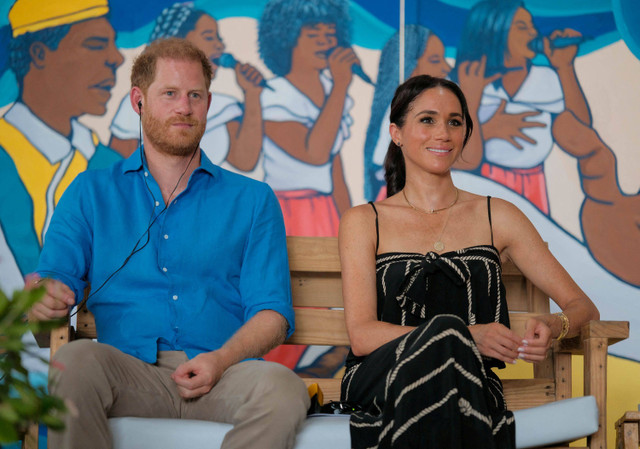 Pangeran Harry dan Meghan Markle mengunjungi Escuela de Tambores de Cabildo, di pantai La Boquilla, Cartagena, Kolombia, Kolombia, pada 17 Agustus 2024. Foto: Wakil Presiden Kolombia/via REUTERS