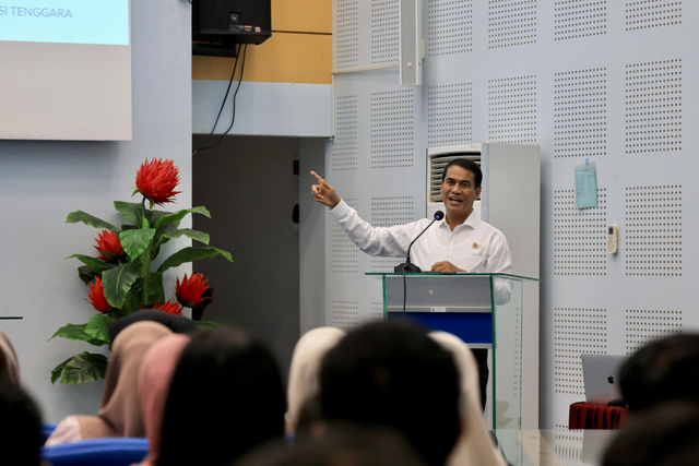 Mentan Andi Amran Sulaiman saat mengisi kuliah perdana tahun akademik 2024/2025 di Unhas, Makassar, Rabu (21/8/2024). Foto: Dok. Kementan