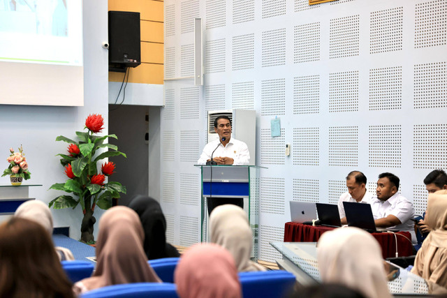 Mentan Andi Amran Sulaiman saat mengisi kuliah perdana di hadapan mahasiswa Unhas, Makassar, Rabu (21/8/2024). Foto: Dok. Kementan