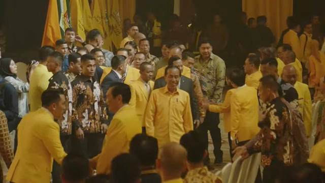 Presiden Joko Widodo bersama Menhan Prabowo Subianto menghadiri Musyawarah Nasional XI Partai Golkar 2024 di Jakarta, Rabu (21/8/2024). Foto: Youtube/ Golkar Indonesia