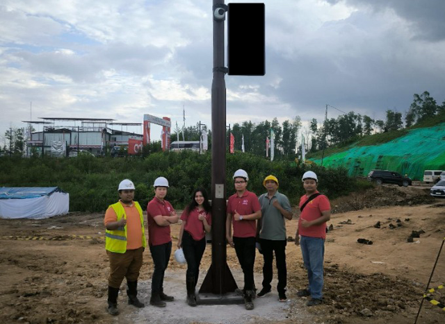 Tim lapangan representatif PINS dan CHT INFINITY mengawal dan memantau pemasangan Smart Pole di Sumbu Barat Istana Presiden di IKN, Jumat (16/8/2024) lalu. Foto: Dok. Telkom