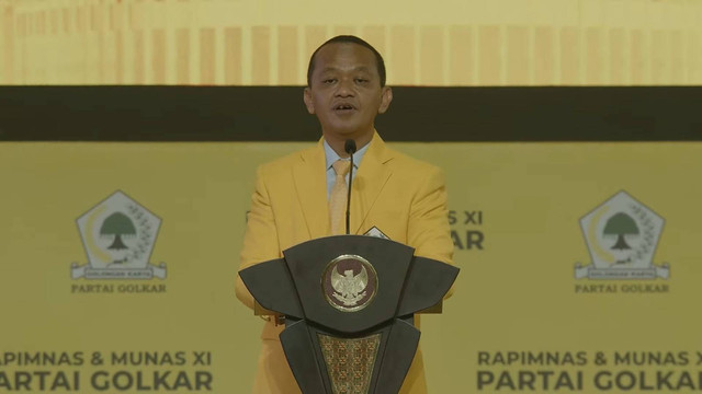 Ketua Umum Partai Golkar Bahlil Lahadalia menyampaikan pidato pada penutupan Rapimnas dan Musyawarah Nasional XI Partai Golkar 2024 di Jakarta, Rabu (21/8/2024). Foto: Youtube/ Golkar Indonesia