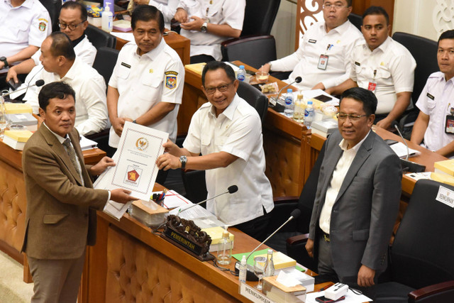 Mendagri Tito Karnavian menerima berkas pandangan mini Fraksi Partai Gerindra  dalam rapat pengambilan keputusan pembahasan RUU Pilkada di Kompleks Parlemen, Senayan, Jakarta, Rabu (21/8/2024). Foto: Indrianto Eko Suwarso/ANTARA FOTO