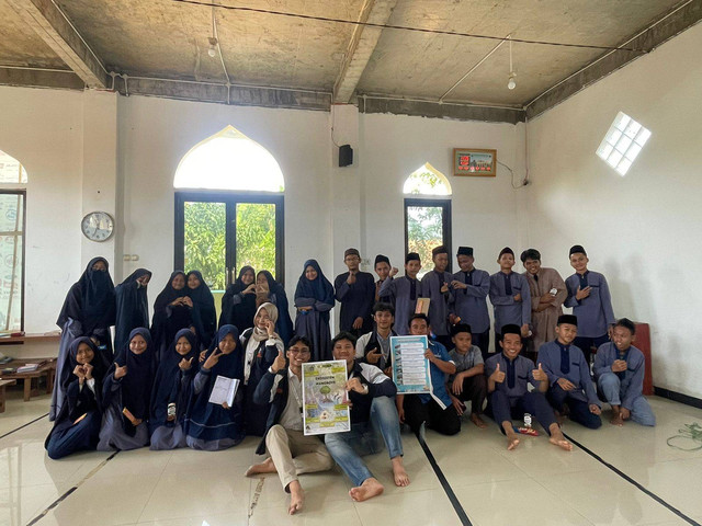 Sesi Kegiatan Foto Bersama Setelah Program Pendampingan Pengenalan Ekosistem Mangrove di Pondok Pesantren Desa Pesanggrahan.