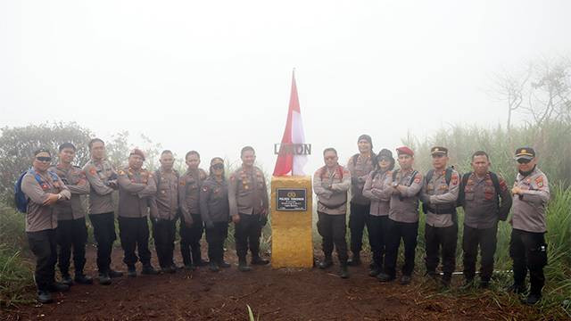 Personel Polres Tomohon berfoto bersama dengan Prasasti Polres Tomohon di puncak Gunung Lokon, pada peringatan Hari Juang Polri, Rabu (21/8).