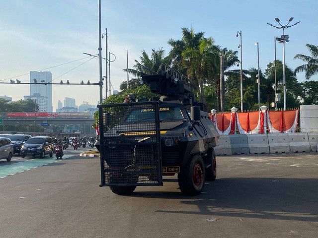 Pengamanan di depan Gedung DPR RI pada pagi hari jelang demonstrasi RUU Pilkada. Foto: Abid Raihan/kumparan