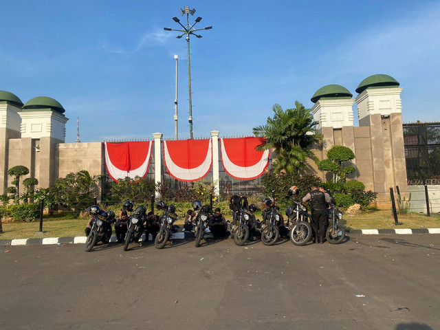 Pengamanan di depan Gedung DPR RI pada pagi hari jelang demonstrasi RUU Pilkada. Foto: Abid Raihan/kumparan