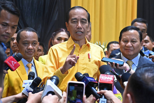 Joko Widodo menyampaikan keterangan pers usai menghadiri penutupan Musyawarah Nasional (Munas) XI Partai Golkar di Jakarta Convention Center (JCC), Senayan, Jakarta, Rabu (21/8/2024). Foto: Muhammad Adimaja/ANTARA FOTO