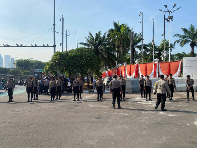 Petugas kepolisian berjaga sebelum demo berlangsung di depan gedung kompleks Parlemen, Senayan pada Kamis (22/8/2024).  Foto: Abid Raihan/kumparan