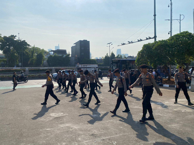 Petugas kepolisian berjaga sebelum demo berlangsung di depan gedung kompleks Parlemen, Senayan pada Kamis (22/8/2024).  Foto: Abid Raihan/kumparan