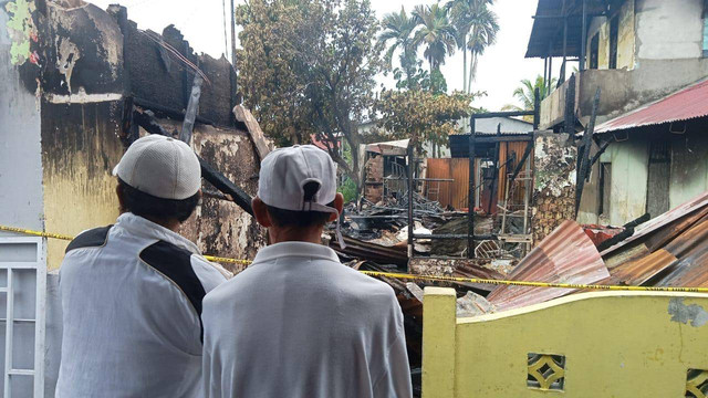 Warga saat melihat rumah yang sudah hangus terbakar. 5 orang meninggal dunia usai kebakaran yang terjadi di Gang Kadriah, Pontianak. Foto: Dok. Hi!Pontianak