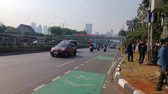 Situasi arus lalu lintas di depan Gedung DPR RI hingga pukul 09.00 WIB masih ramai lancar, Jakarta, Kamis (22/8/2024).  Foto: Fadlan Nuril Fahmi/kumparan