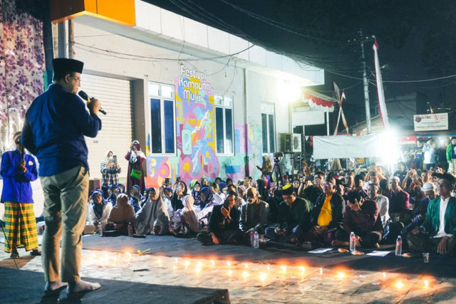 Anies berdoa bersama warga di kampung-kampung Jakarta, Rabu (21/8/2024). Foto: x/@aniesbaswedan