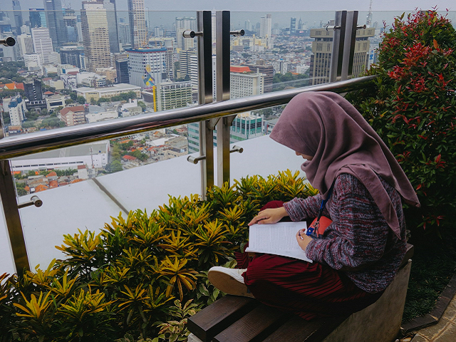 Ilustrasi contoh perilaku yang mencerminkan perintah islam dalam melestarikan alam dan menjaga lingkungan. Sumber: unsplash.com/SatriaSp.
