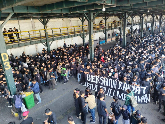 Sejumlah elemen masyarakat dan mahasiswa yang akan menggelar demo mulai berkumpul di Parkiran Abu Bakar Ali, Kota Yogyakarta, Kamis (22/8). Foto: Alfiansyah Panji/kumparan