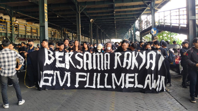 Sejumlah elemen masyarakat dan mahasiswa yang akan menggelar demo mulai berkumpul di Parkiran Abu Bakar Ali, Kota Yogyakarta, Kamis (22/8/2024). Foto: Arfiansyah Panji Purnandaru/kumparan