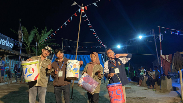 Kompetisi menghias tempat sampah bersama para pemuda dusun Tawangsari, Desa Tejosari. Sumber: Dokumentasi Pribadi.